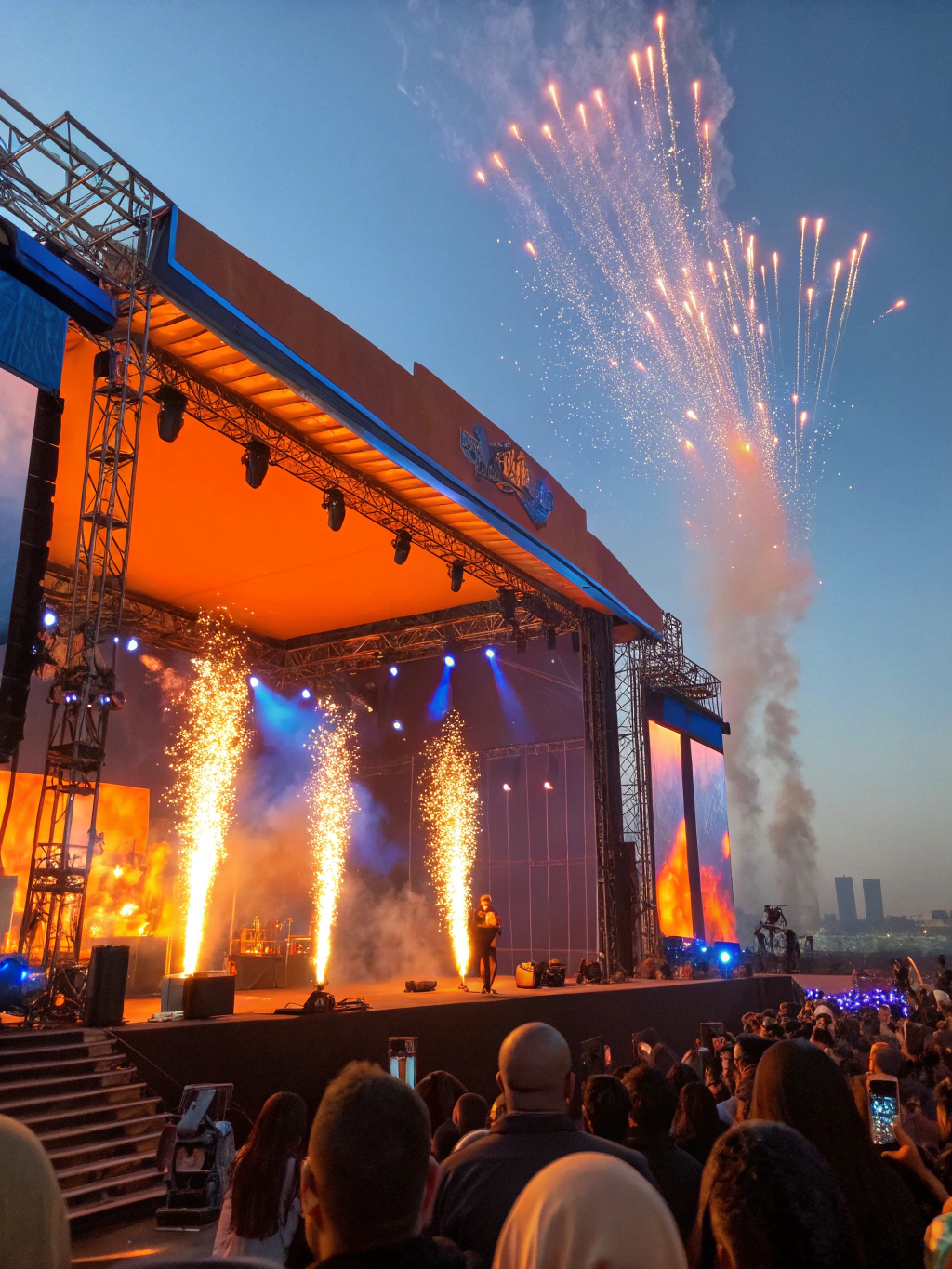 Aydınlatılmış festival arenasında sahneye doğru tezahürat yapan coşkulu seyirci kitlesi